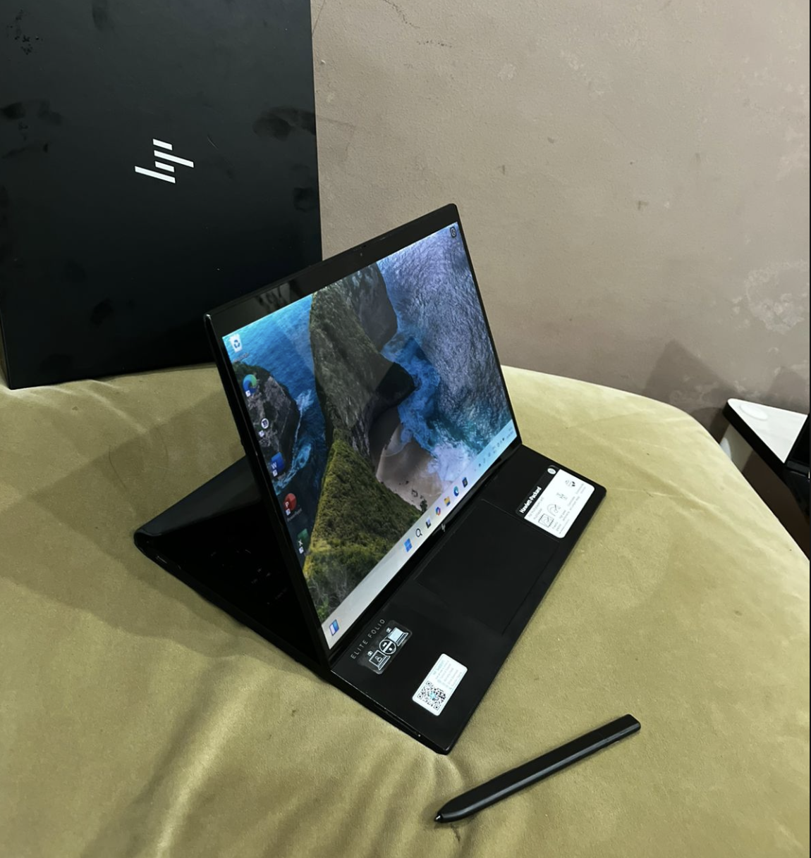Foto 2 HP Elitefolio 13.5 Inch 2 in 1  Snapragon 8cx gen 2