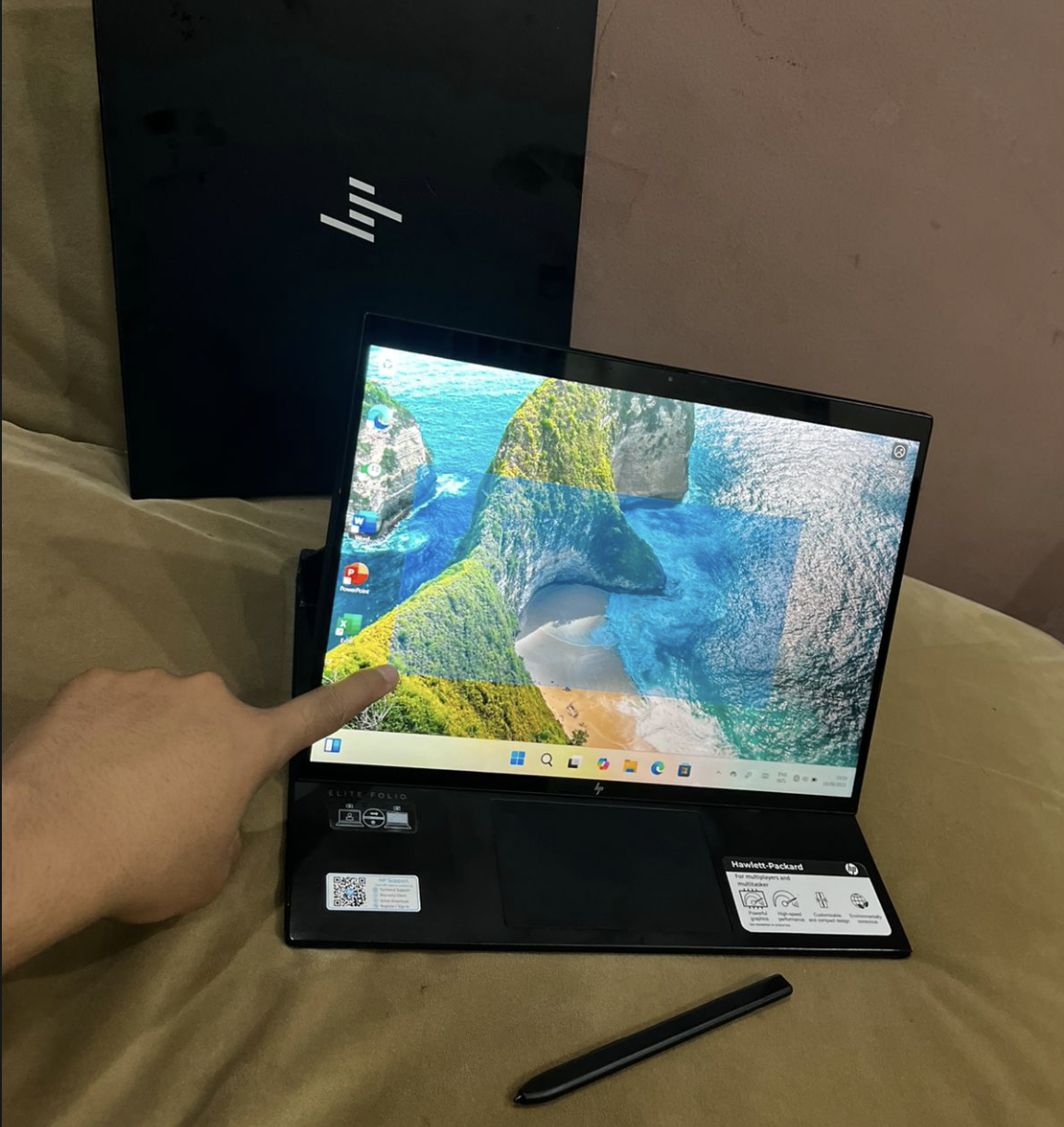 Foto 3 HP Elitefolio 13.5 Inch 2 in 1  Snapragon 8cx gen 2
