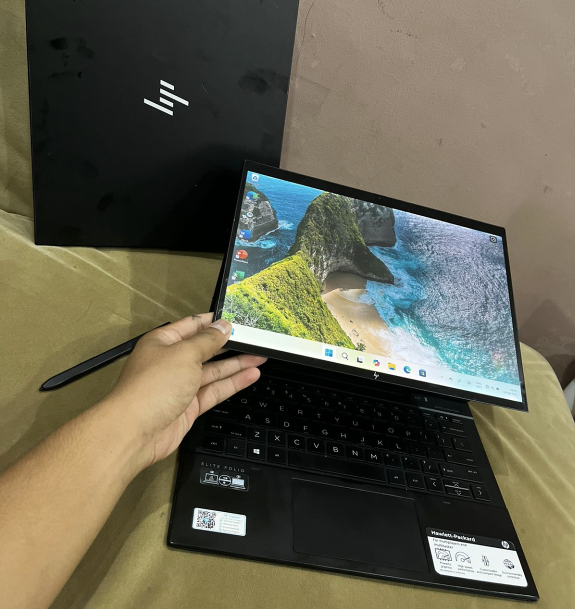 Foto 4 HP Elitefolio 13.5 Inch 2 in 1  Snapragon 8cx gen 2