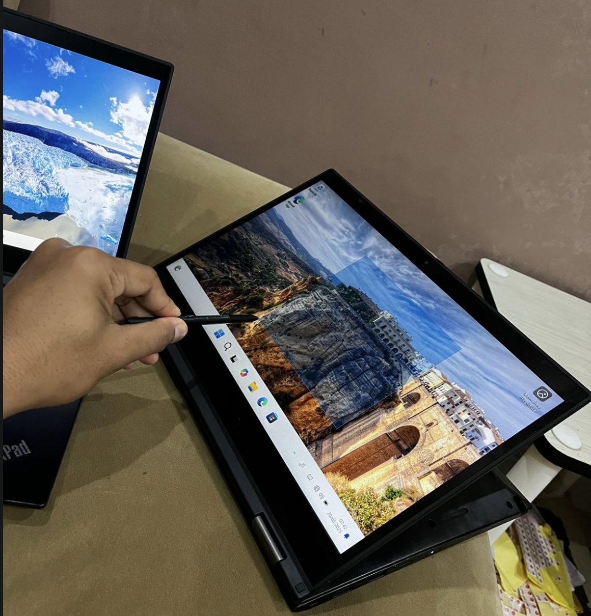 Foto 2 Lenovo Thinkpad X390 Yoga 2 in 1 Tauchscreen with Styluspen